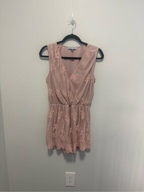 She + Sky Powder Pink Lace V-Neck Romper Size Medium
